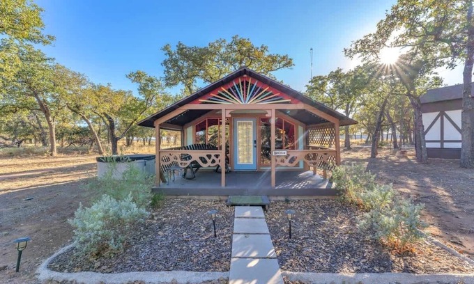 Fredericksburg Cabina | Bohemian Cabin: Hot-tub, Serene Retreat, Pet-friendly, 10-mins to Downtown!