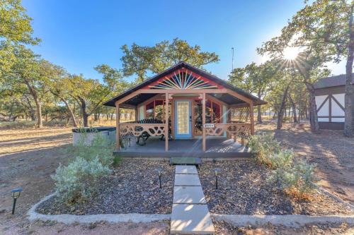 Fredericksburg Casa | Bohemian Cabin: Hot-tub, Serene Retreat, Pet-Friendly, 10-Mins to Downtown!