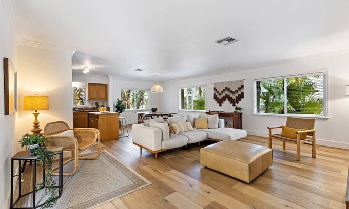 Hendricks and Venice Isles Apartamento | Bohemian Condo Near Las Olas and Beach