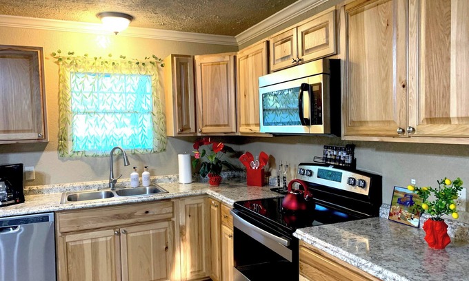 Magnolia Casa | Bohemian Cottage 8 guests, 5 beds, King Queen, Fast WiFi, RV Parking, Long Stay!