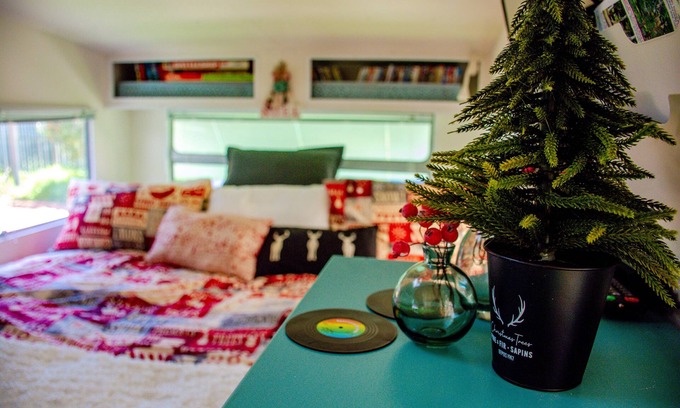 Brisbane Waterfront Complejo | Bohemian Vintage King Bed Caravan w Hydrotherapy Spa & 5m Bell Tent w Queen Bed