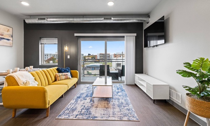 Downtown Des Moines Apartamento | Boho 2B1B w/Wi-Fi, Balcony Views, Coffee + Parking