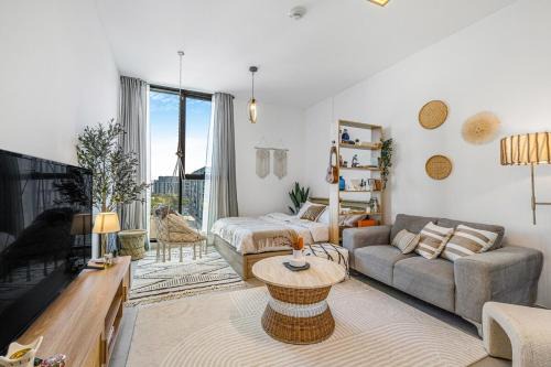 Sharjah Apartamento | Boho Bloom Studio Apartment by JK