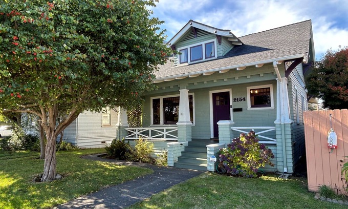Eureka Casa | Boho Bungalow! King Bed-Full Backyard-Washer-Dryer-Fast WiFi!