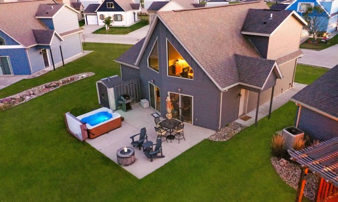 Arnolds Park Casa | BOHO Bungalow on the Pond w/ Hot Tub