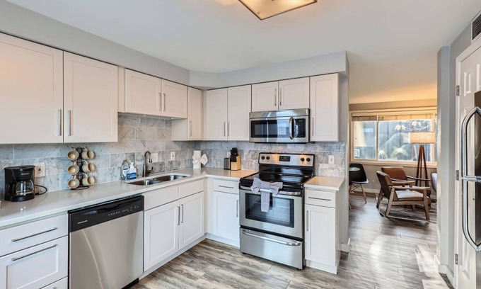 Five Points Condominio | Boho-Chic Condo in Five Points Denver with Wifi, AC & Parking!