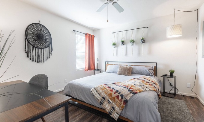 Overland Park Apartamento | Boho Chic in Overland Park Free Parking Fast Wifi Dedicated Workspace