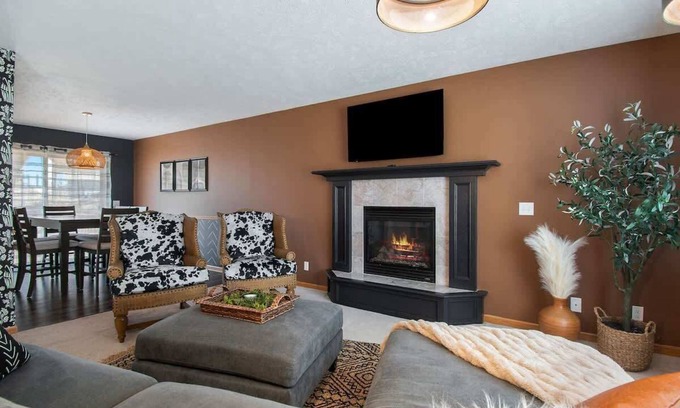 Aksarben - Elmwood Park Casa | Boho Chic Summary: En