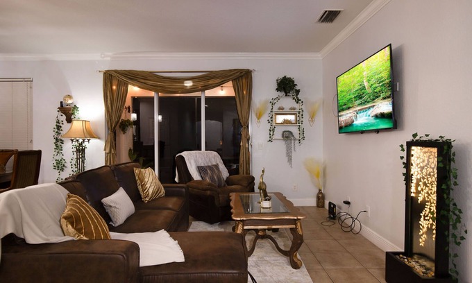 Westminister Casa | Boho Gator Lux 2 Ft. Myers