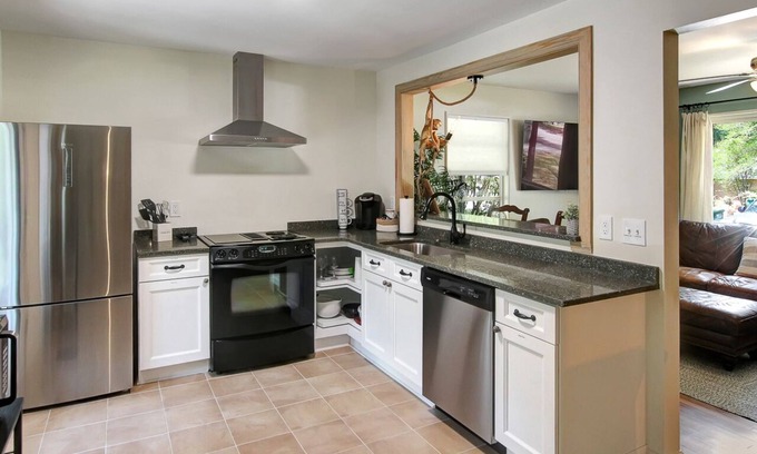 Garden City Casa | Boho House Mins To Downtown & Tybee Island + Pet Friendly
