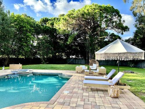 Bayshore Gardens Casa | Boho House with heated Pool and Spa