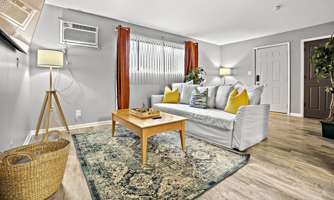 Aurora Apartamento | Boho Jungle Themed Apartment/75"TV/MemoryFoam Mattresses/FastWiFI/AppleTV/