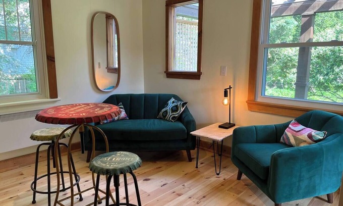 Wakefield Apartamento | Boho Loft in Downtown Wakefield