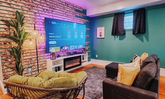 West Poplar Apartamento | Boho Luxe/3 King Beds/Pool Table/85" TV