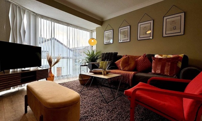 Southampton City Centre Casa | Boho Modern Entire House in Southampton