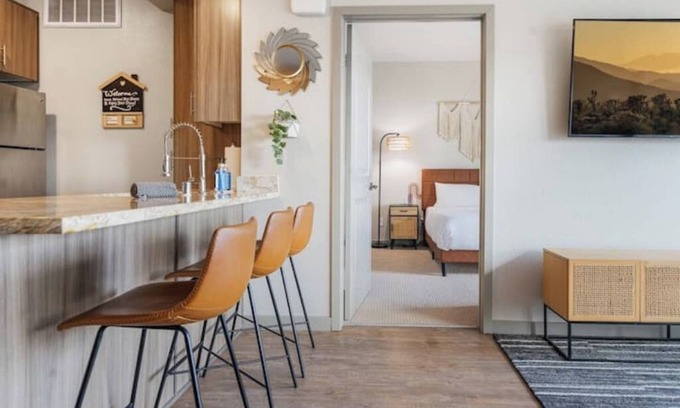 National City Apartamento | Boho Rooftop Pool & Hot Tub Apt