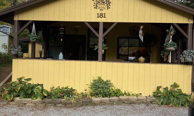 Pineola Cabina | Boho shabby chic shack In beautiful resort