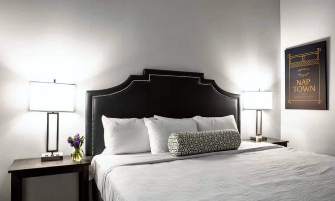 Mile Square Apartamento | BOLD 2BR 2BA In The Block Apartment by CozySuites