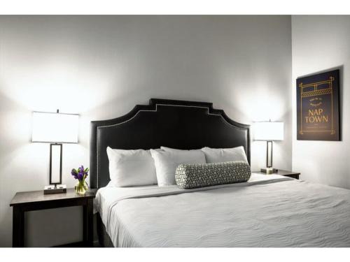 Mile Square Apartamento | BOLD 2BR 2BA In The Block Apartment by CozySuites!