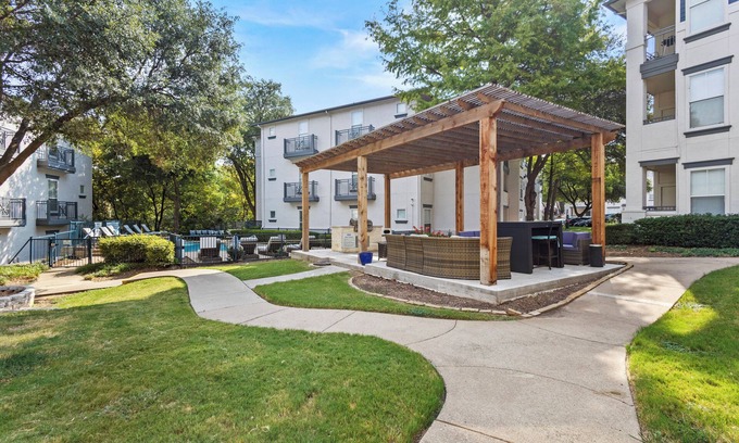 Dallas Condominio | Bold & Bright Uptown Pad - Pool Dining Vibes