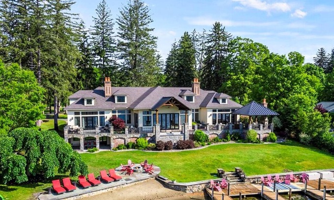 Bolton Landing Casa | Bolton Manor ~ Massive Lakefront, Beach, and Hot Tub.