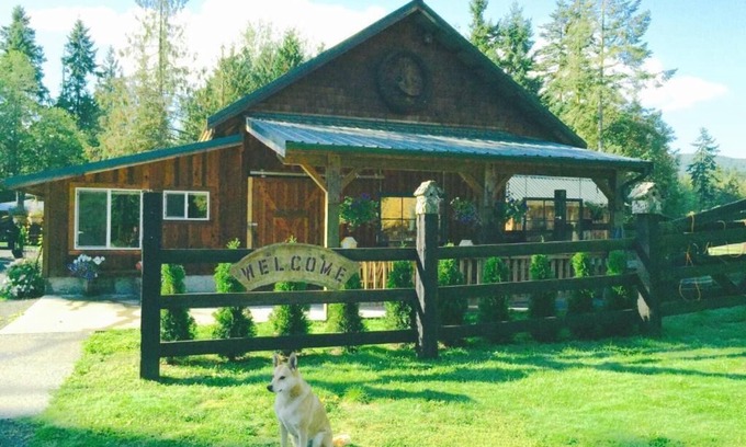 Sequim Cabina | Bond Ranch Retreat, Family Cabins under the stars, enchanting Olympic Peninsula.