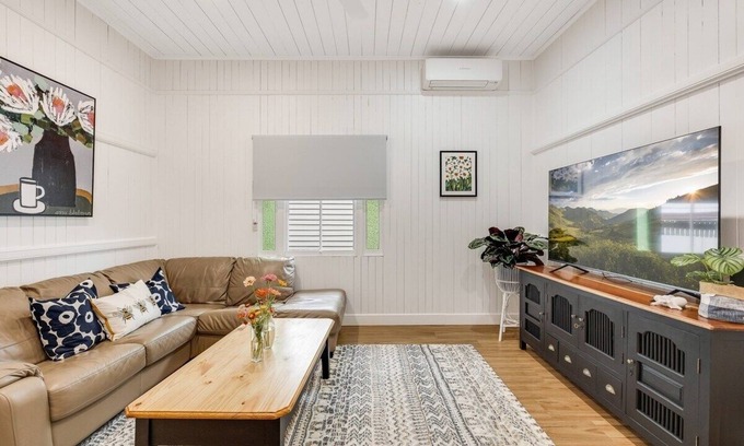 East Toowoomba Casa | Bondi Cottage on Queens Park!