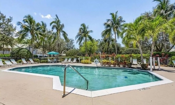 Bonita Springs Condominio | Bonita Beach, Gated, Pools. Hot tubs. tennis court, Gym. Beaches minutes away