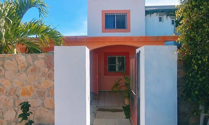 Santa Rosa Casa | Bonita planta baja con 2 recamaras y un baño, jardín con asador y cochera.