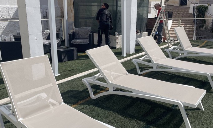 Sayalonga Apartamento | Bonito apartamento soleado ☀️ con magnífica terraza. Amacas césped barbacoa