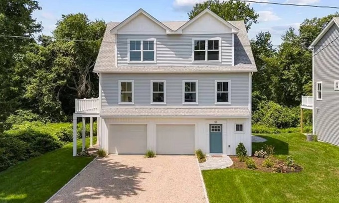 Bonnet Shores Casa | Bonnet Shores Coastal Chic Retreat, 4 Br, 3.5 Bath, walk to beach