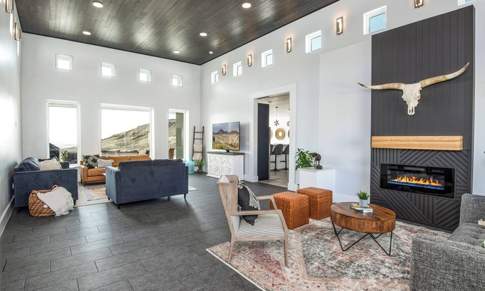 Tooele County Casa | Bonneville Salt Flats Secluded Luxury Modern Home! Hot Tub!
