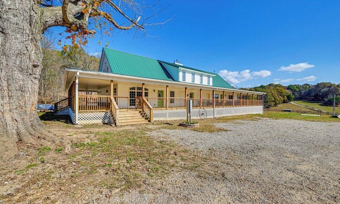 Hardyville Casa | Bonnieville Farmhouse on 69 Acres w/ Porch!