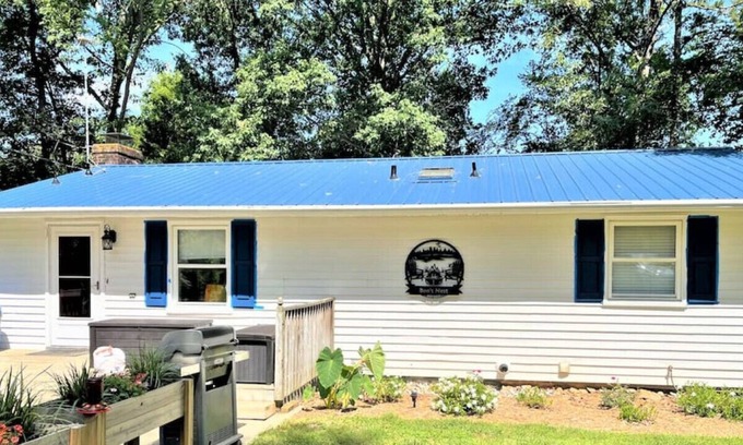 Leasburg Casa | Boo's Nest on Hyco Lake - Less than 5 min from the marina!