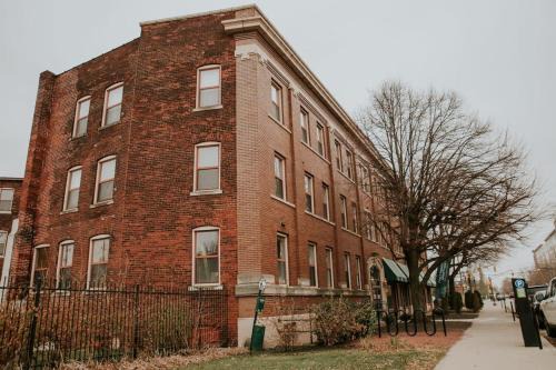 Chatham-Arch Apartamento | Book 7 Apts Together - Near Lucas Oil Stadium