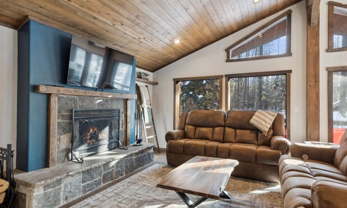 Whitefish Cabina | Book A Holiday Stay! Beautiful Montana Log Home with Stunning Forested Views!