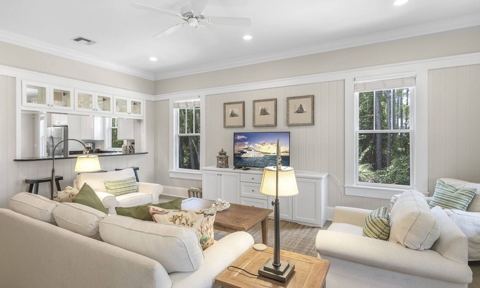Forest District Casa | Book for a Fall Getaway! Community Pools! 3 Adult Bikes! Natural Green Space and Parks!