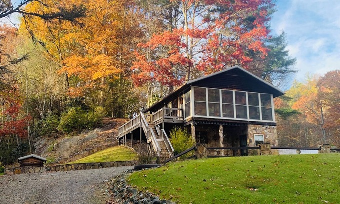 Laurel Springs Casa | Charming 3-bedroom cabin in Laurel Springs