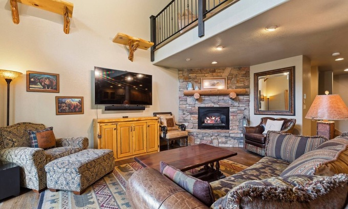 Whitefish Chalet De Esquí | Book for Festive! Ski-in/Ski-out Chalet with Big Mountain Views and Hot Tub!