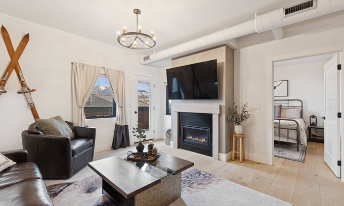 Whitefish Condominio | Book for Holidays! Pet-Friendly Condo in Downtown Whitefish! Nearby Shops!