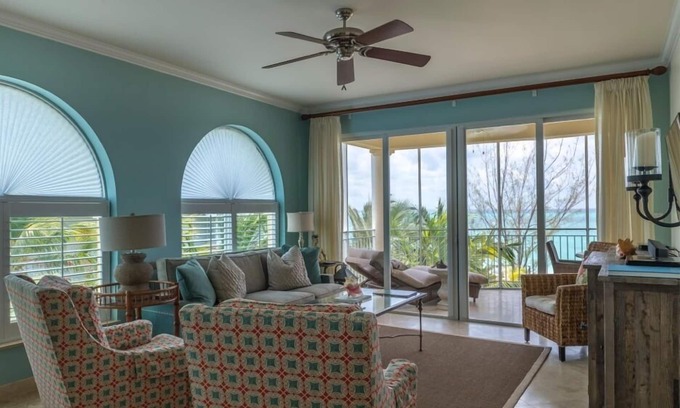 Grace Bay Condominio | Book NOW for Fall! 20% Off 1, 2, and 3 Bedroom Rentals through December 19th.