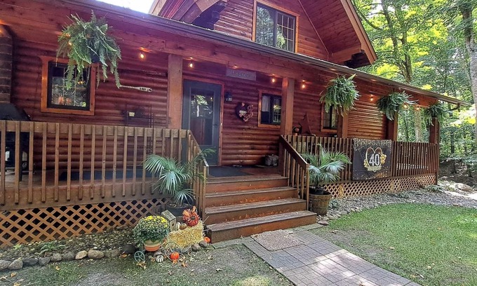 Long Prairie Cabina | Book now for spectacular fall foliage! Great location for fall family photos!