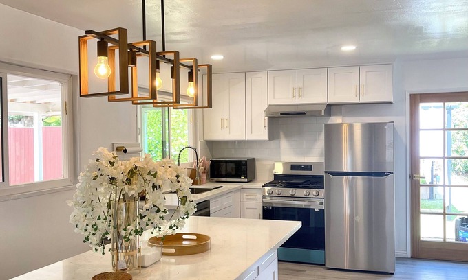 Clairemont Mesa East Casa | Book your stay for a unique blend of calm and city life in San Diego.