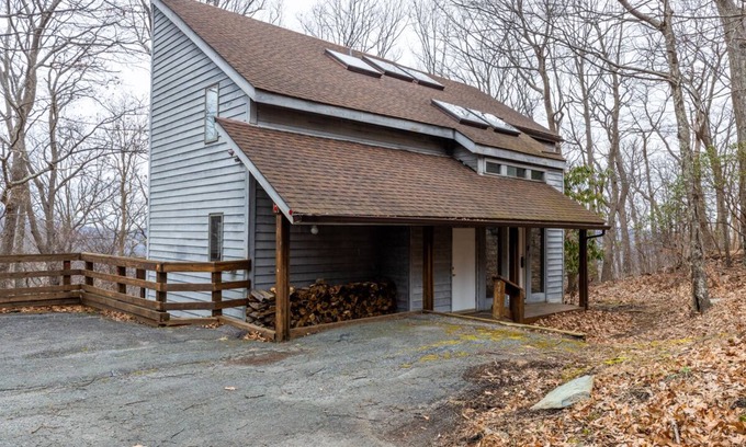 Pedlars Edge Casa | Pedlars Big Mountain Home at Wintergreen!