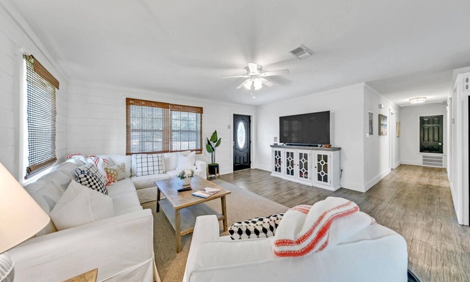 Gulfview Heights Casa | Gorgeous cottage, outdoor space, Gulf place area, close to beaches/Goatfeathers