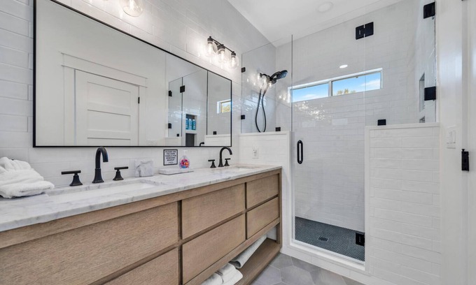Clipper Cove Casa | 3 blks to beach! Front porch! Comm Pool heated 3/15-4/30, Crystal Beach