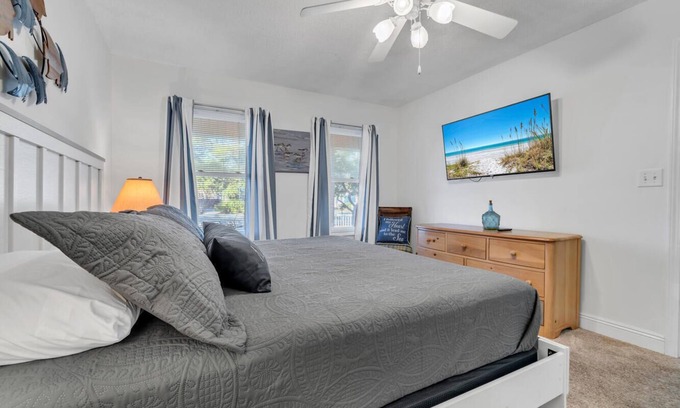 Crystal Beach Cabaña | Beach Cottage! Great Rates! 3 blks to beach Screened porch! Fenced! Pet friendly