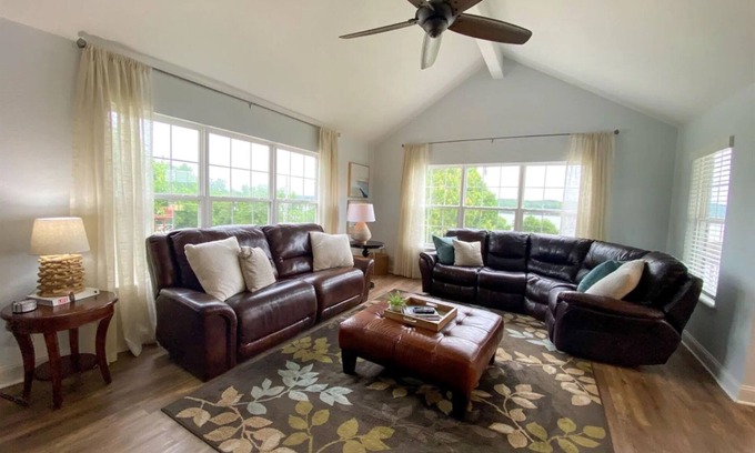 Beaver Shores Casa | SuMMER NoW OpeN+Beaver Lake Views+Hot Tub