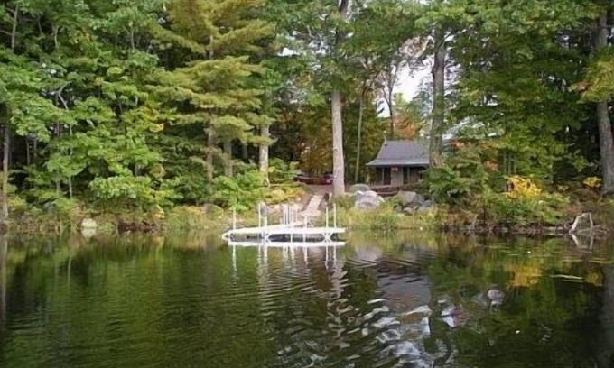 Farmington Falls Cabaña | Reserva para 2019 Lakefront, privado, que admite perros, canoa y ahora 2 kayaks