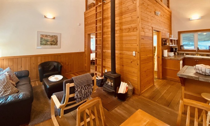 Ashland Cabina | BookStayHop - #1A Chinquapin Mountain ~ Green Springs Cabins ~ Jacuzzi Tub~ Kitc